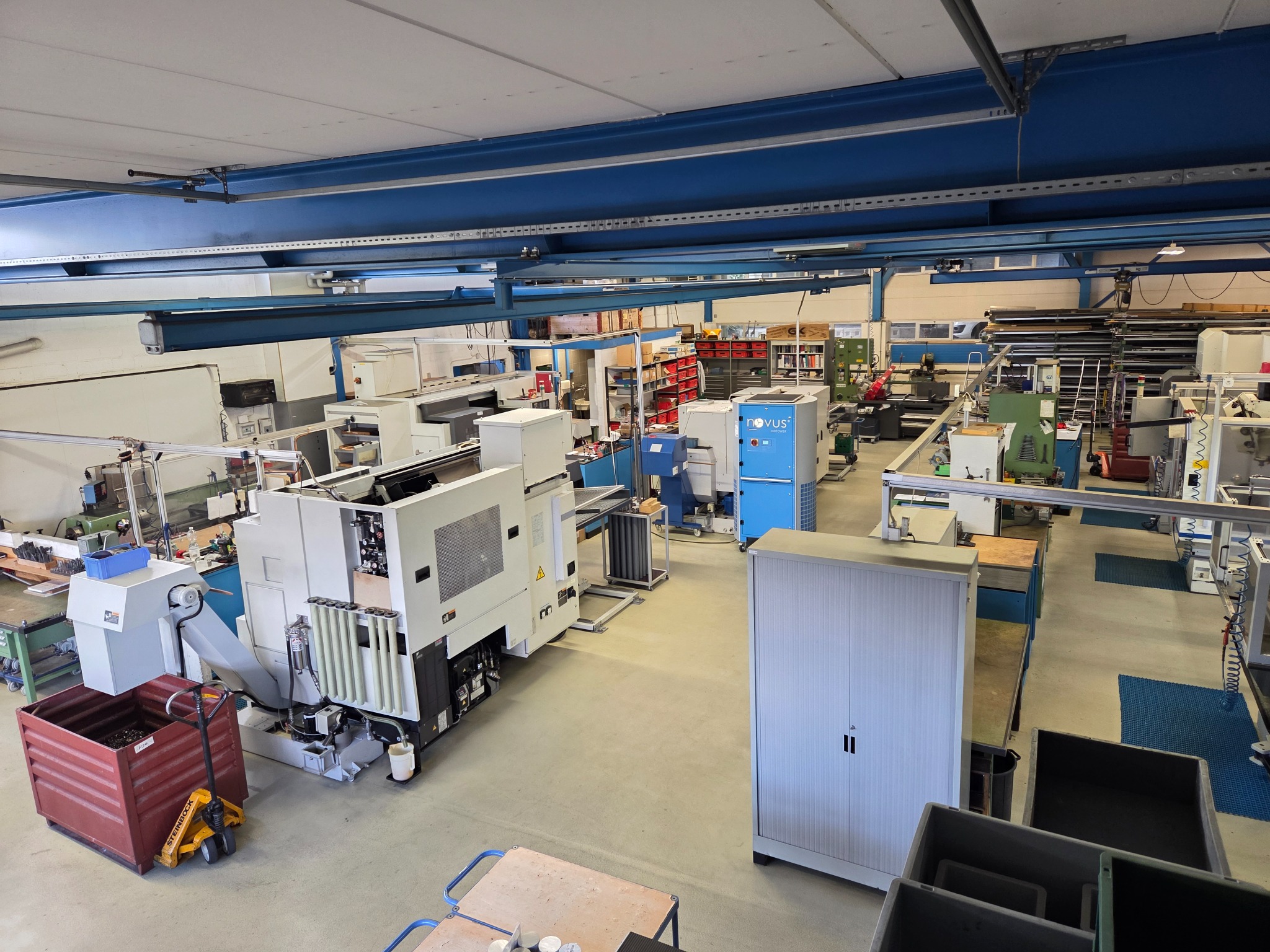 Fertigungshalle der Geiger + Kamer AG mit modernen CNC-Maschinen