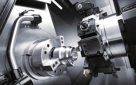 CNC-Drehzentrum von Mori Seiki bei der Bearbeitung von Drehteilen